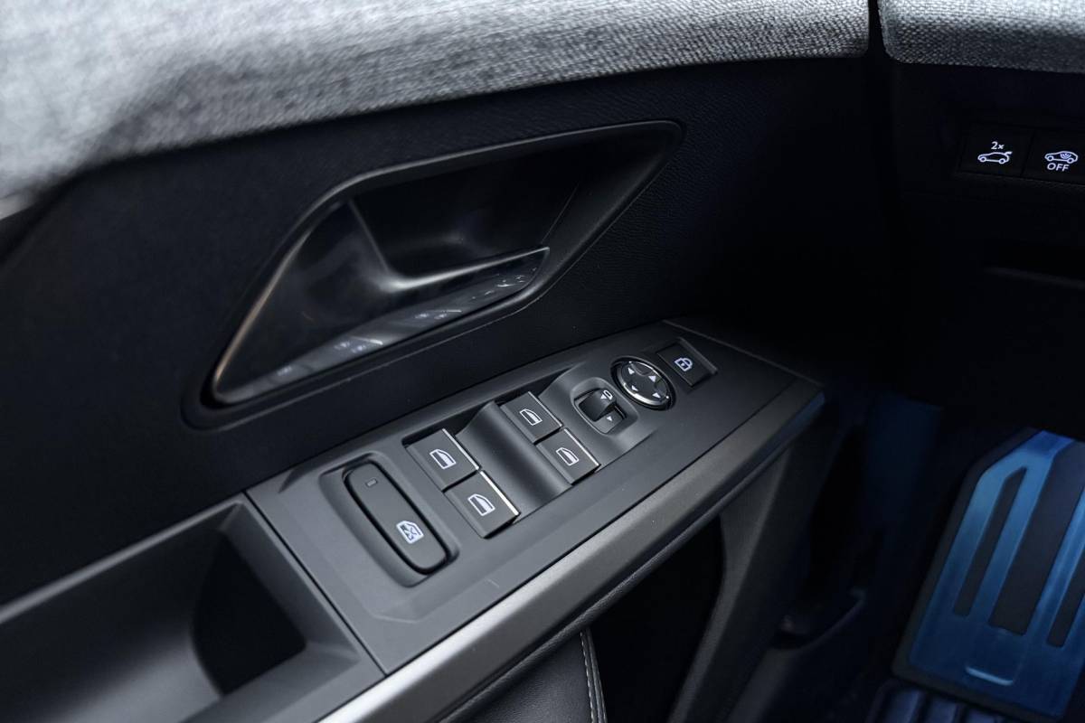 Peugeot e-3008 Peugeot e-3008 GT Avantage 210 73 kWh | Stoelverwarming voor/achter | 360 graden camera | Lederen/Alcantara bekleding | Apple/Android Carplay | Vehicle to load | Dodehoekdetectie | Autonomous emergency braking | Climate control | Memory seats | Stuurbediening | Navigatie