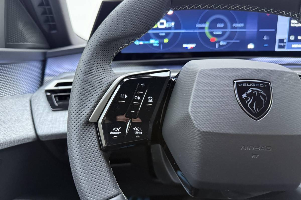 Peugeot e-3008 Peugeot e-3008 GT Avantage 210 73 kWh | Stoelverwarming voor/achter | 360 graden camera | Lederen/Alcantara bekleding | Apple/Android Carplay | Vehicle to load | Dodehoekdetectie | Autonomous emergency braking | Climate control | Memory seats | Stuurbediening | Navigatie