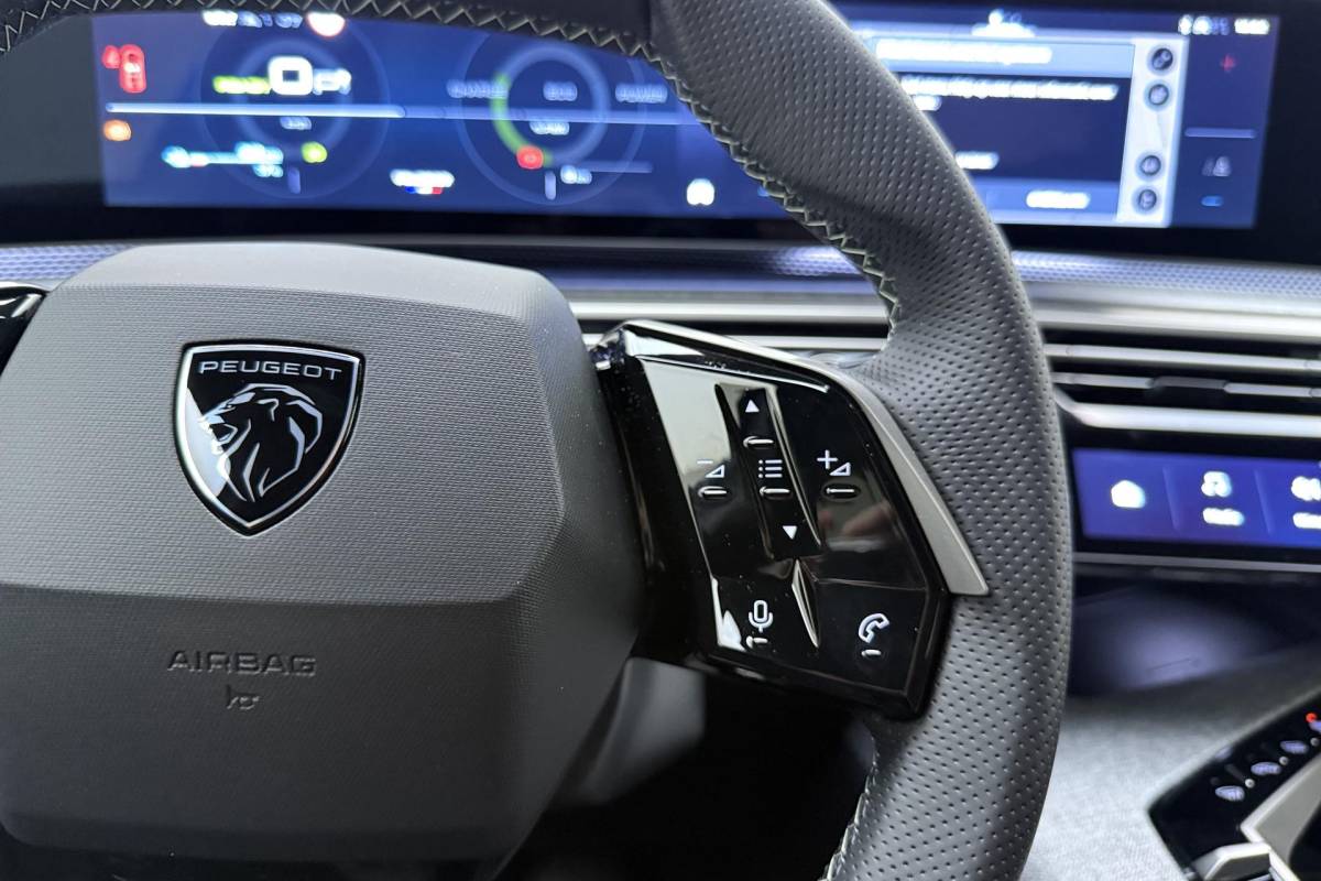 Peugeot e-3008 Peugeot e-3008 GT Avantage 210 73 kWh | Stoelverwarming voor/achter | 360 graden camera | Lederen/Alcantara bekleding | Apple/Android Carplay | Vehicle to load | Dodehoekdetectie | Autonomous emergency braking | Climate control | Memory seats | Stuurbediening | Navigatie