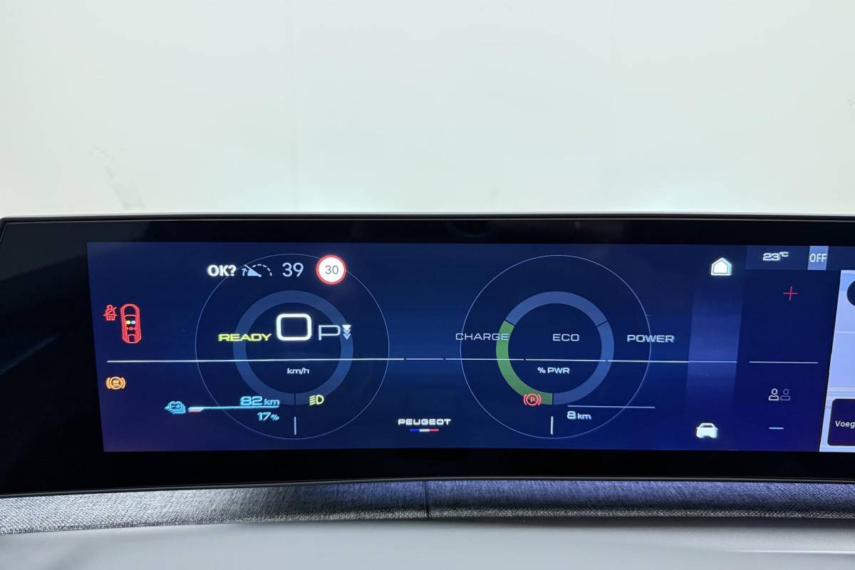 Peugeot e-3008 Peugeot e-3008 GT Avantage 210 73 kWh | Stoelverwarming voor/achter | 360 graden camera | Lederen/Alcantara bekleding | Apple/Android Carplay | Vehicle to load | Dodehoekdetectie | Autonomous emergency braking | Climate control | Memory seats | Stuurbediening | Navigatie