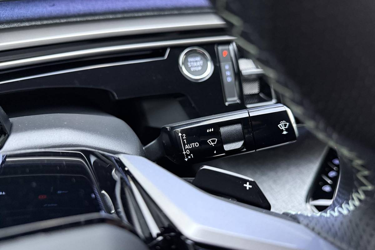 Peugeot e-3008 Peugeot e-3008 GT Avantage 210 73 kWh | Stoelverwarming voor/achter | 360 graden camera | Lederen/Alcantara bekleding | Apple/Android Carplay | Vehicle to load | Dodehoekdetectie | Autonomous emergency braking | Climate control | Memory seats | Stuurbediening | Navigatie