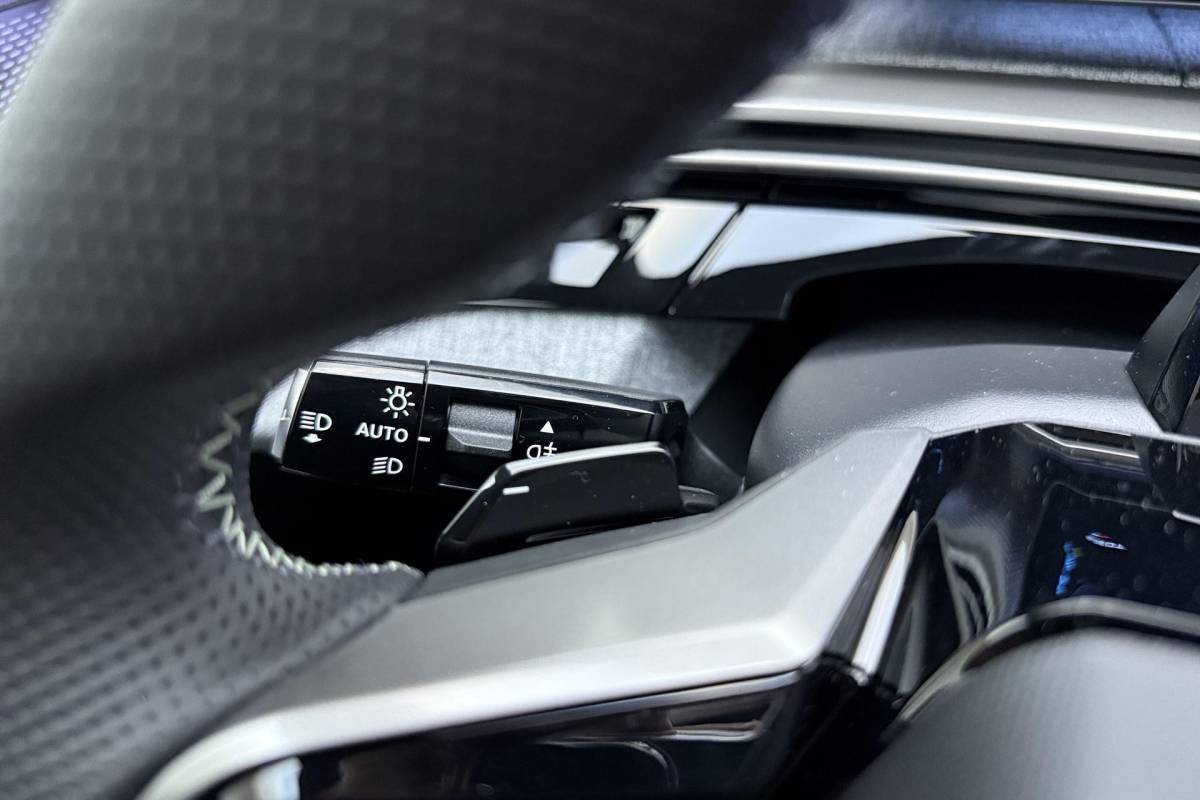 Peugeot e-3008 Peugeot e-3008 GT Avantage 210 73 kWh | Stoelverwarming voor/achter | 360 graden camera | Lederen/Alcantara bekleding | Apple/Android Carplay | Vehicle to load | Dodehoekdetectie | Autonomous emergency braking | Climate control | Memory seats | Stuurbediening | Navigatie