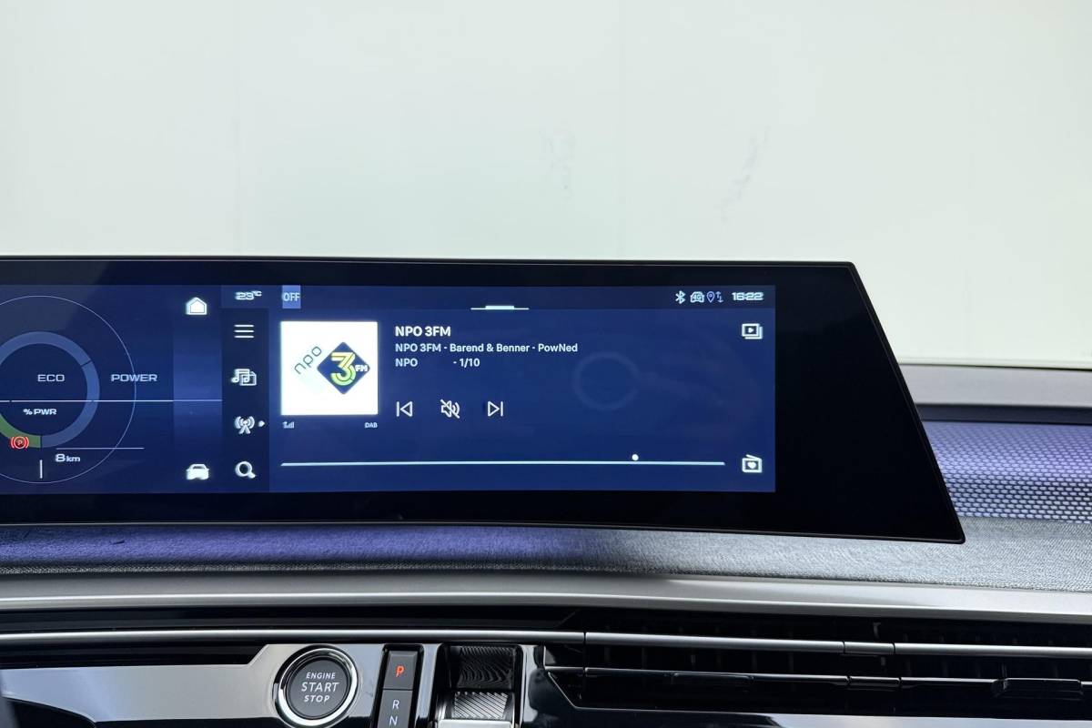 Peugeot e-3008 Peugeot e-3008 GT Avantage 210 73 kWh | Stoelverwarming voor/achter | 360 graden camera | Lederen/Alcantara bekleding | Apple/Android Carplay | Vehicle to load | Dodehoekdetectie | Autonomous emergency braking | Climate control | Memory seats | Stuurbediening | Navigatie