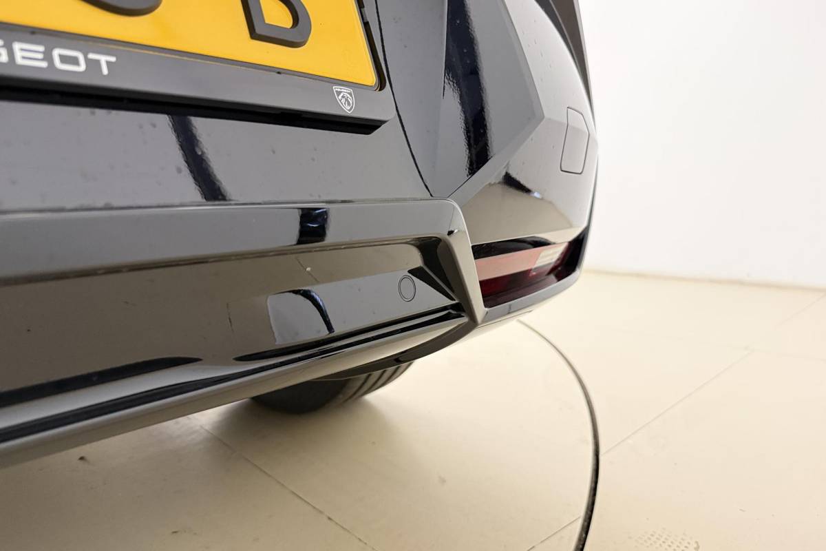 Peugeot e-3008 Peugeot e-3008 GT Avantage 210 73 kWh | Stoelverwarming voor/achter | 360 graden camera | Lederen/Alcantara bekleding | Apple/Android Carplay | Vehicle to load | Dodehoekdetectie | Autonomous emergency braking | Climate control | Memory seats | Stuurbediening | Navigatie