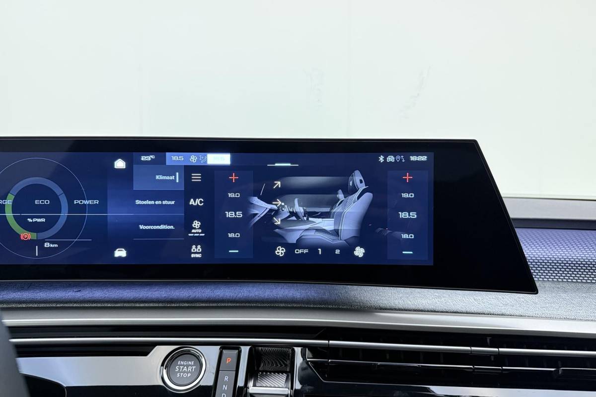 Peugeot e-3008 Peugeot e-3008 GT Avantage 210 73 kWh | Stoelverwarming voor/achter | 360 graden camera | Lederen/Alcantara bekleding | Apple/Android Carplay | Vehicle to load | Dodehoekdetectie | Autonomous emergency braking | Climate control | Memory seats | Stuurbediening | Navigatie
