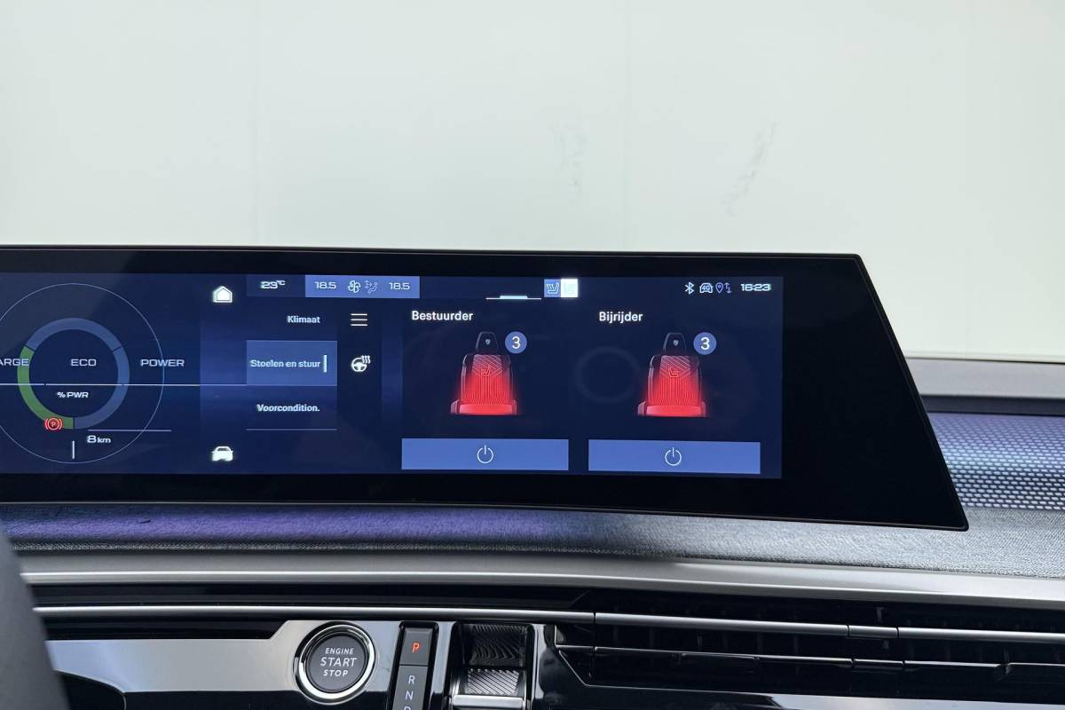 Peugeot e-3008 Peugeot e-3008 GT Avantage 210 73 kWh | Stoelverwarming voor/achter | 360 graden camera | Lederen/Alcantara bekleding | Apple/Android Carplay | Vehicle to load | Dodehoekdetectie | Autonomous emergency braking | Climate control | Memory seats | Stuurbediening | Navigatie