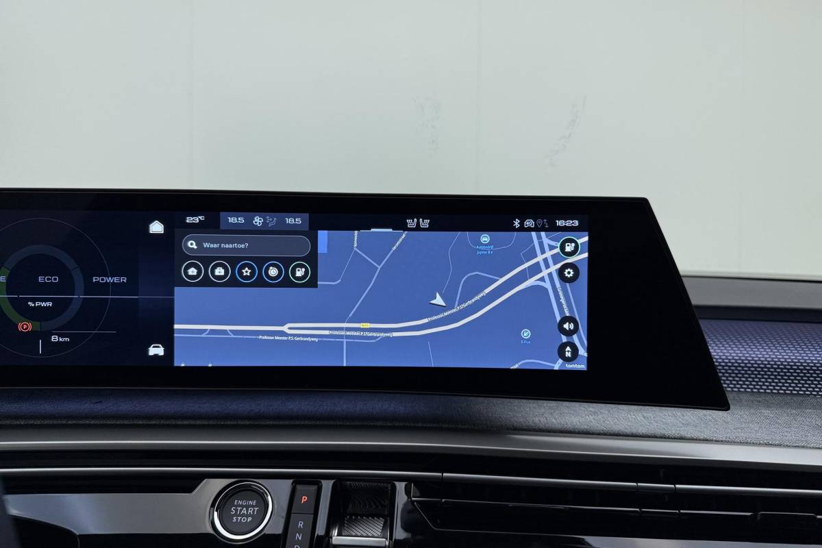 Peugeot e-3008 Peugeot e-3008 GT Avantage 210 73 kWh | Stoelverwarming voor/achter | 360 graden camera | Lederen/Alcantara bekleding | Apple/Android Carplay | Vehicle to load | Dodehoekdetectie | Autonomous emergency braking | Climate control | Memory seats | Stuurbediening | Navigatie