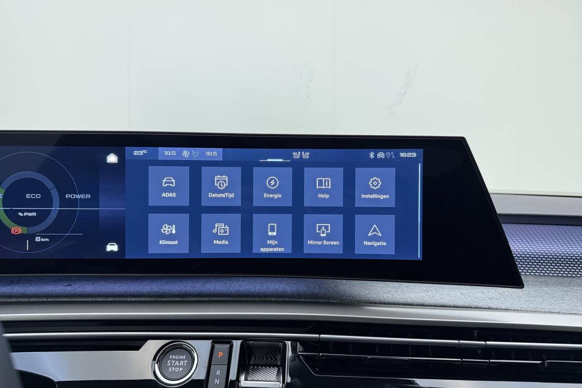 Peugeot e-3008 Peugeot e-3008 GT Avantage 210 73 kWh | Stoelverwarming voor/achter | 360 graden camera | Lederen/Alcantara bekleding | Apple/Android Carplay | Vehicle to load | Dodehoekdetectie | Autonomous emergency braking | Climate control | Memory seats | Stuurbediening | Navigatie