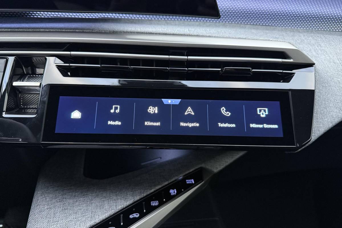 Peugeot e-3008 Peugeot e-3008 GT Avantage 210 73 kWh | Stoelverwarming voor/achter | 360 graden camera | Lederen/Alcantara bekleding | Apple/Android Carplay | Vehicle to load | Dodehoekdetectie | Autonomous emergency braking | Climate control | Memory seats | Stuurbediening | Navigatie