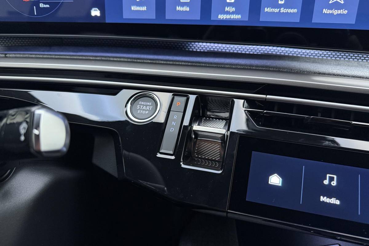 Peugeot e-3008 Peugeot e-3008 GT Avantage 210 73 kWh | Stoelverwarming voor/achter | 360 graden camera | Lederen/Alcantara bekleding | Apple/Android Carplay | Vehicle to load | Dodehoekdetectie | Autonomous emergency braking | Climate control | Memory seats | Stuurbediening | Navigatie