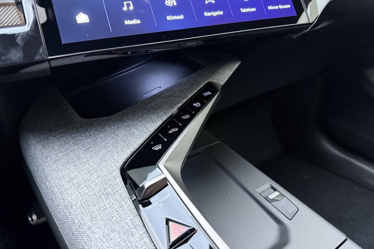 Peugeot e-3008 Peugeot e-3008 GT Avantage 210 73 kWh | Stoelverwarming voor/achter | 360 graden camera | Lederen/Alcantara bekleding | Apple/Android Carplay | Vehicle to load | Dodehoekdetectie | Autonomous emergency braking | Climate control | Memory seats | Stuurbediening | Navigatie