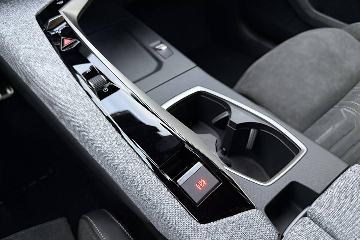 Peugeot e-3008 Peugeot e-3008 GT Avantage 210 73 kWh | Stoelverwarming voor/achter | 360 graden camera | Lederen/Alcantara bekleding | Apple/Android Carplay | Vehicle to load | Dodehoekdetectie | Autonomous emergency braking | Climate control | Memory seats | Stuurbediening | Navigatie
