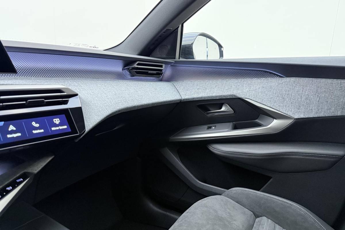 Peugeot e-3008 Peugeot e-3008 GT Avantage 210 73 kWh | Stoelverwarming voor/achter | 360 graden camera | Lederen/Alcantara bekleding | Apple/Android Carplay | Vehicle to load | Dodehoekdetectie | Autonomous emergency braking | Climate control | Memory seats | Stuurbediening | Navigatie
