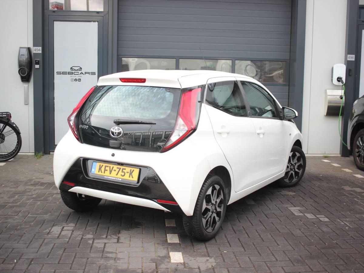 Toyota Aygo Toyota Aygo 1.0 VVT-i x-play CARPLAY, CAMERA, AUTOMAAT, BTW AUTO