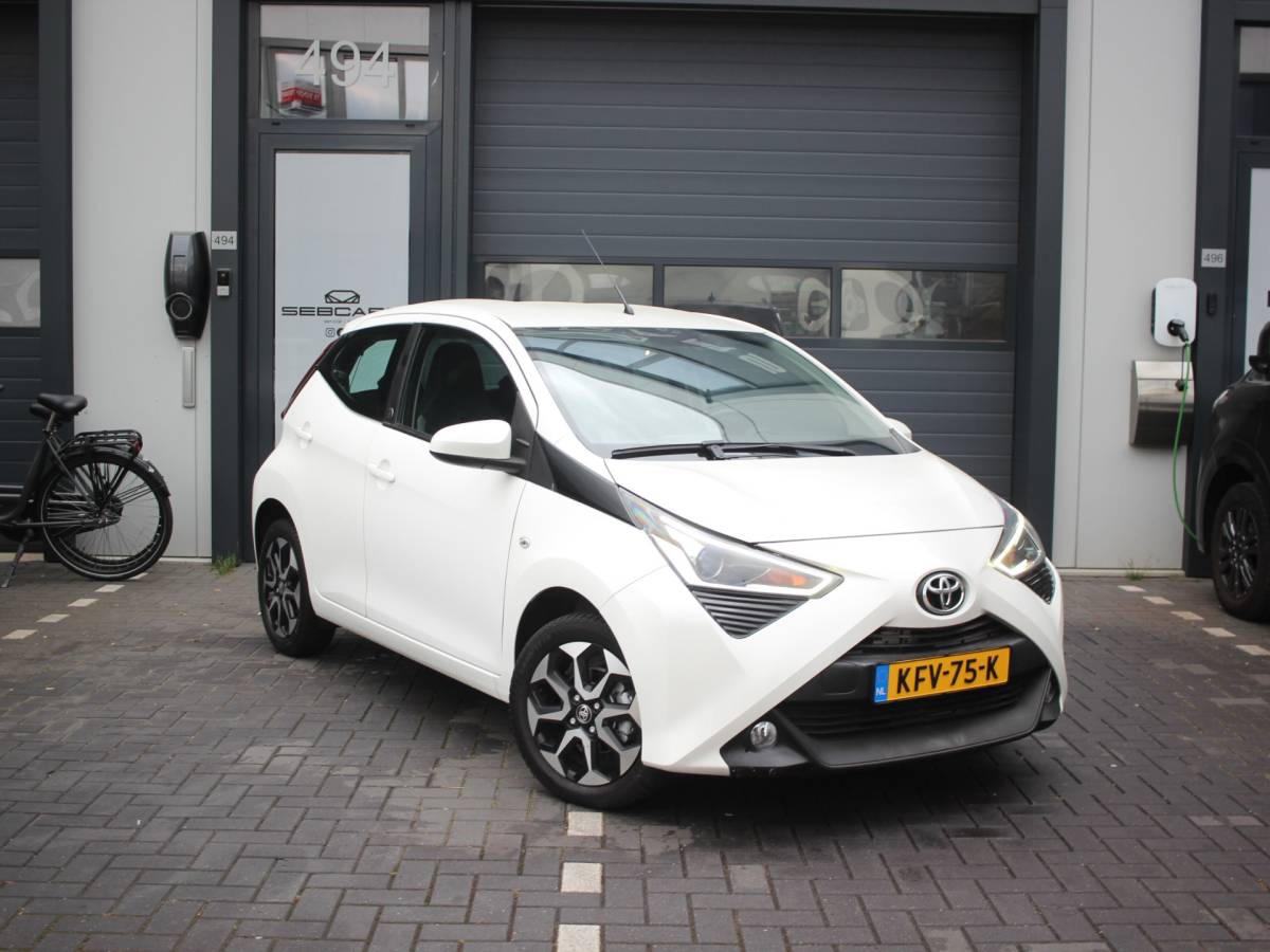 Toyota Aygo Toyota Aygo 1.0 VVT-i x-play CARPLAY, CAMERA, AUTOMAAT, BTW AUTO