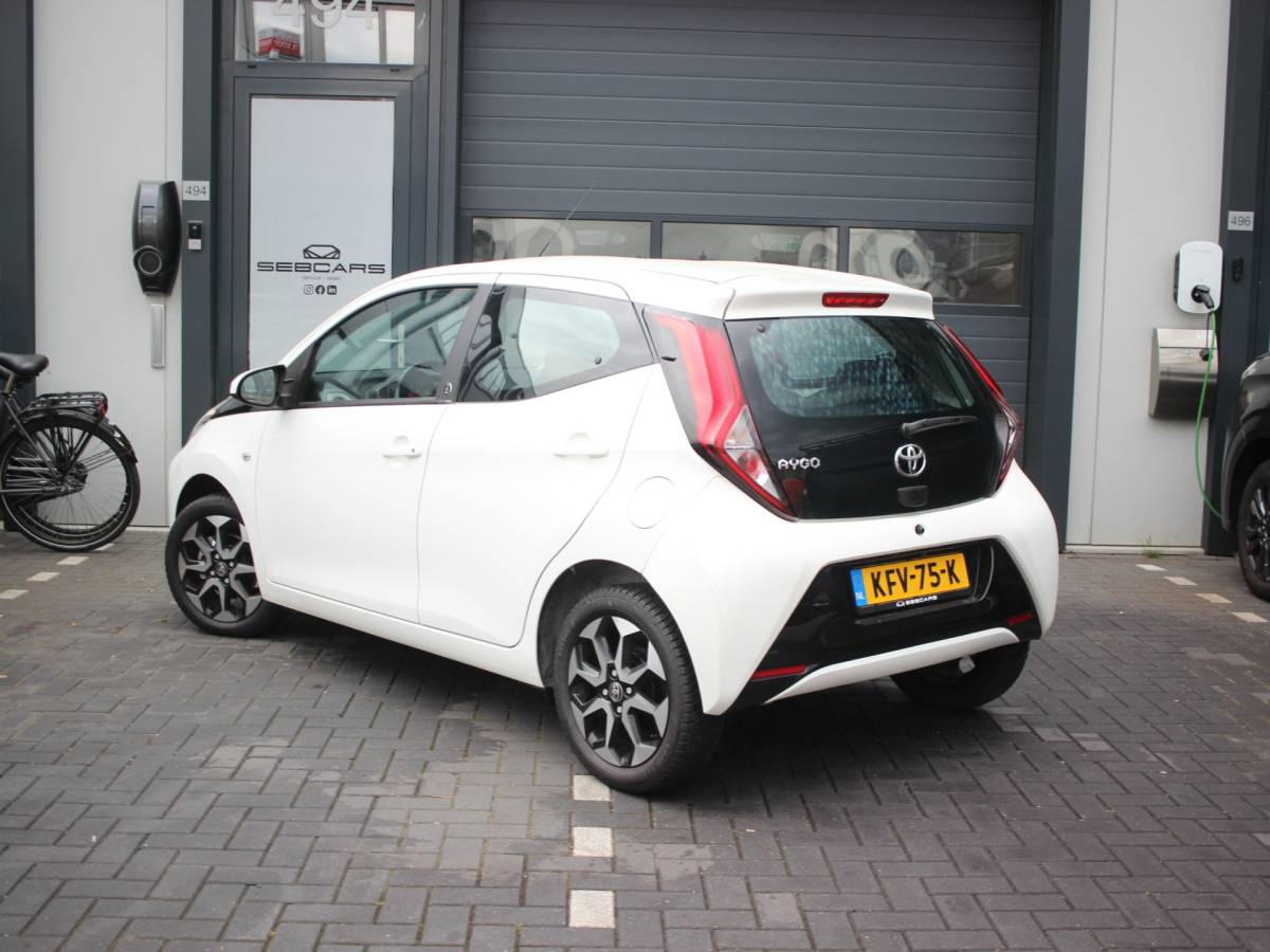 Toyota Aygo Toyota Aygo 1.0 VVT-i x-play CARPLAY, CAMERA, AUTOMAAT, BTW AUTO