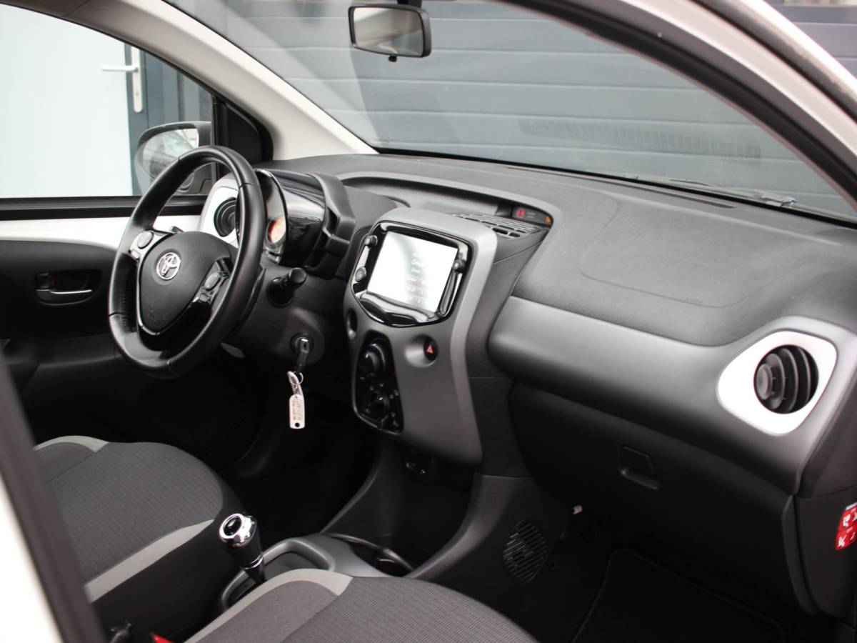 Toyota Aygo Toyota Aygo 1.0 VVT-i x-play CARPLAY, CAMERA, AUTOMAAT, BTW AUTO