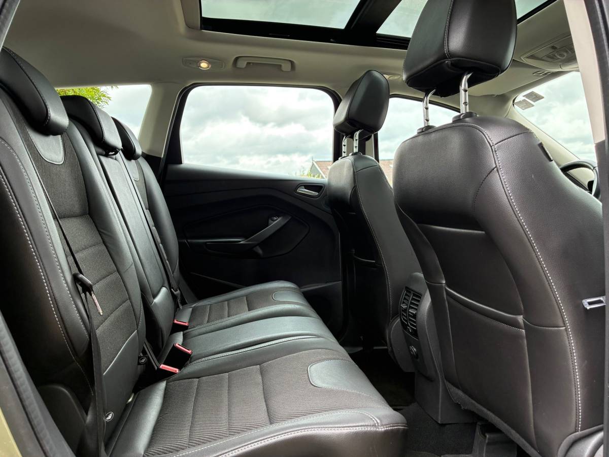 Ford Kuga Ford Kuga 1.6 Titanium 4WD | Automaat | Pano/schuif dak + Leder nu €13.975,-!!
