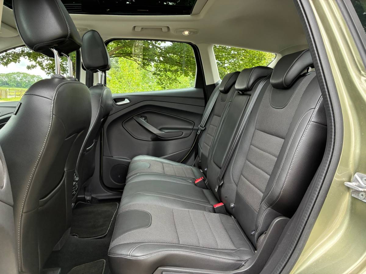 Ford Kuga Ford Kuga 1.6 Titanium 4WD | Automaat | Pano/schuif dak + Leder nu €13.975,-!!