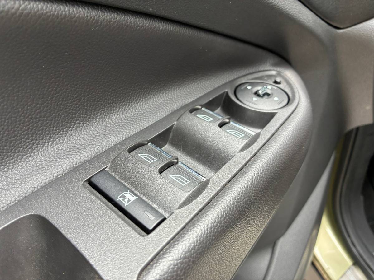 Ford Kuga Ford Kuga 1.6 Titanium 4WD | Automaat | Pano/schuif dak + Leder nu €13.975,-!!