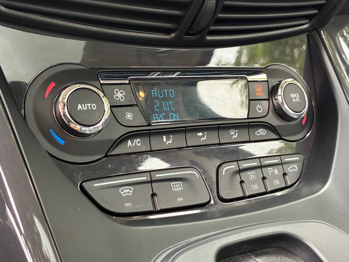 Ford Kuga Ford Kuga 1.6 Titanium 4WD | Automaat | Pano/schuif dak + Leder nu €13.975,-!!