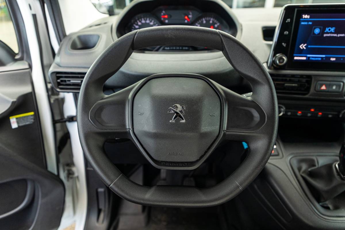 Peugeot Partner Peugeot Partner 1.5 BlueHDI Premium Kasteninrichting I Airco I Cruise I Apple I Android I Parkeersensoren