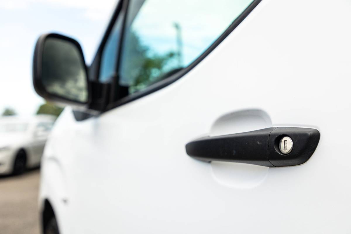 Peugeot Partner Peugeot Partner 1.5 BlueHDI Premium Kasteninrichting I Airco I Cruise I Apple I Android I Parkeersensoren