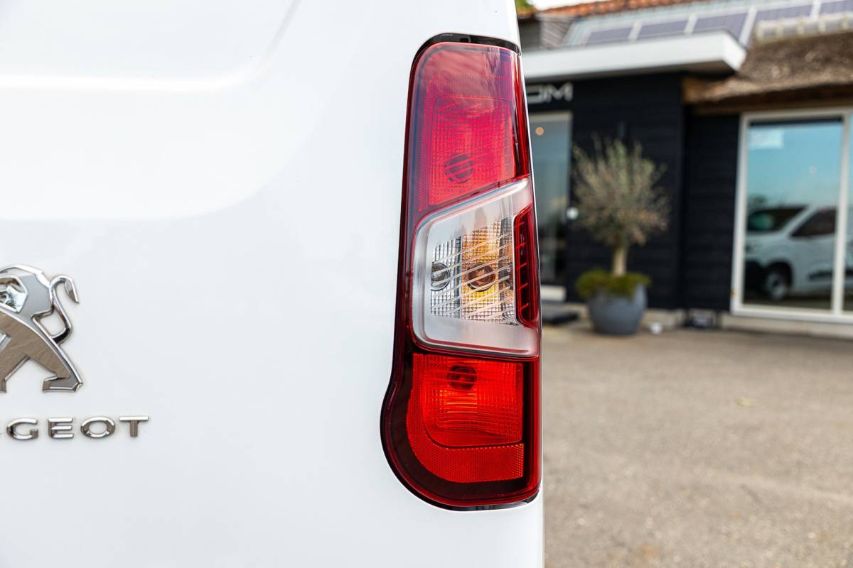 Peugeot Partner Peugeot Partner 1.5 BlueHDI Premium Kasteninrichting I Airco I Cruise I Apple I Android I Parkeersensoren