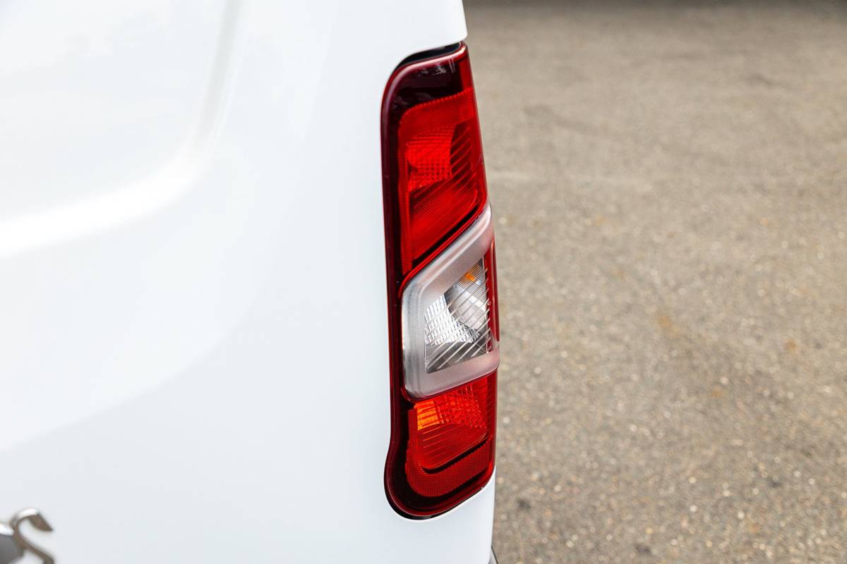 Peugeot Partner Peugeot Partner 1.5 BlueHDI Premium Kasteninrichting I Airco I Cruise I Apple I Android I Parkeersensoren