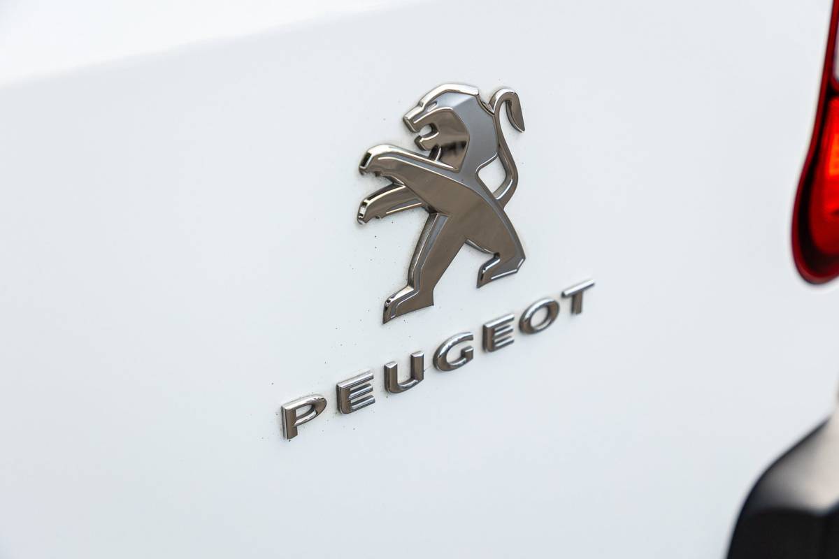 Peugeot Partner Peugeot Partner 1.5 BlueHDI Premium Kasteninrichting I Airco I Cruise I Apple I Android I Parkeersensoren