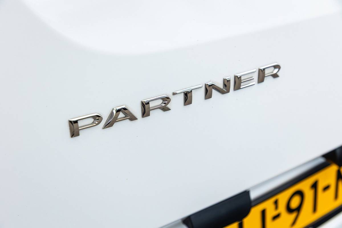 Peugeot Partner Peugeot Partner 1.5 BlueHDI Premium Kasteninrichting I Airco I Cruise I Apple I Android I Parkeersensoren