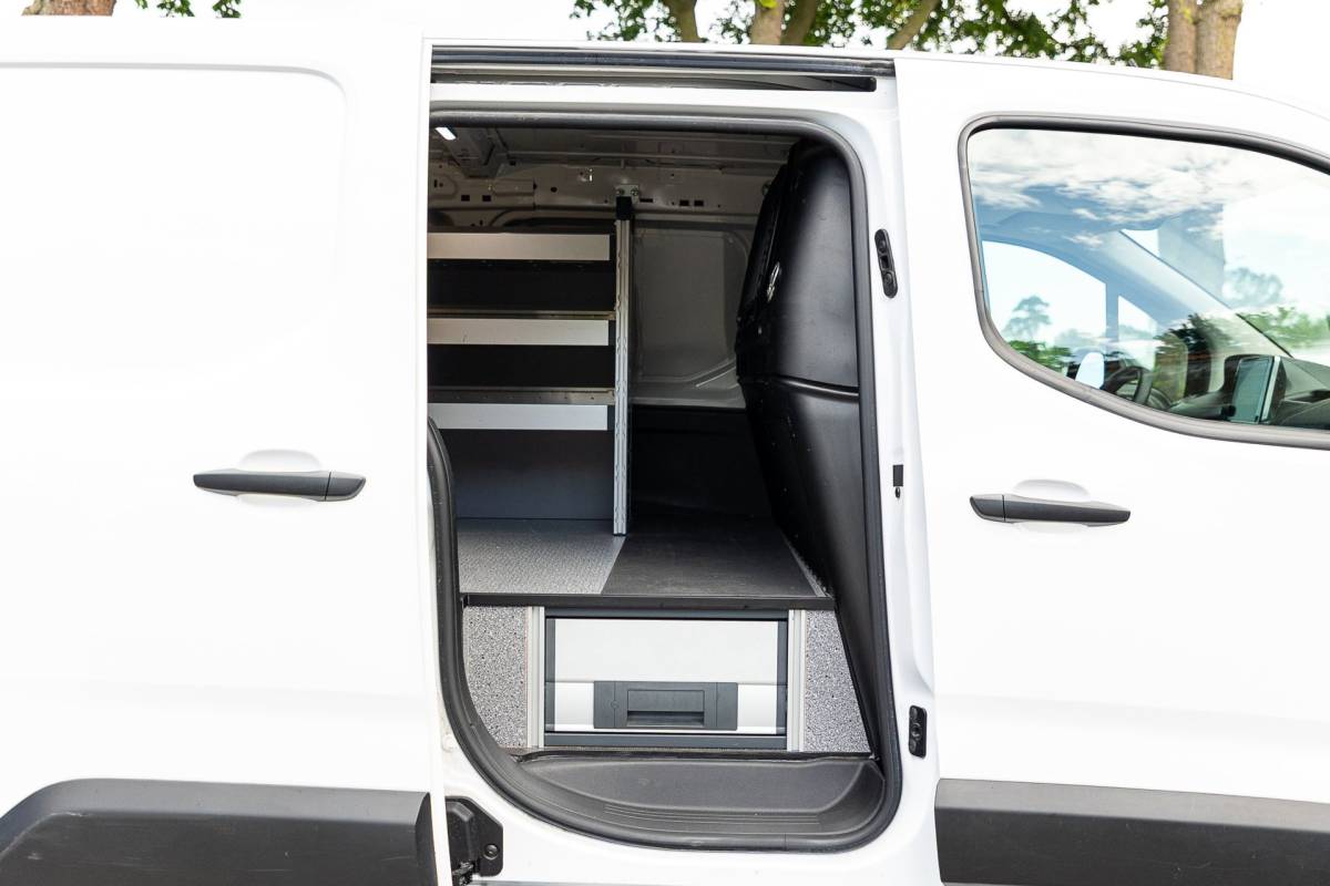 Peugeot Partner Peugeot Partner 1.5 BlueHDI Premium Kasteninrichting I Airco I Cruise I Apple I Android I Parkeersensoren