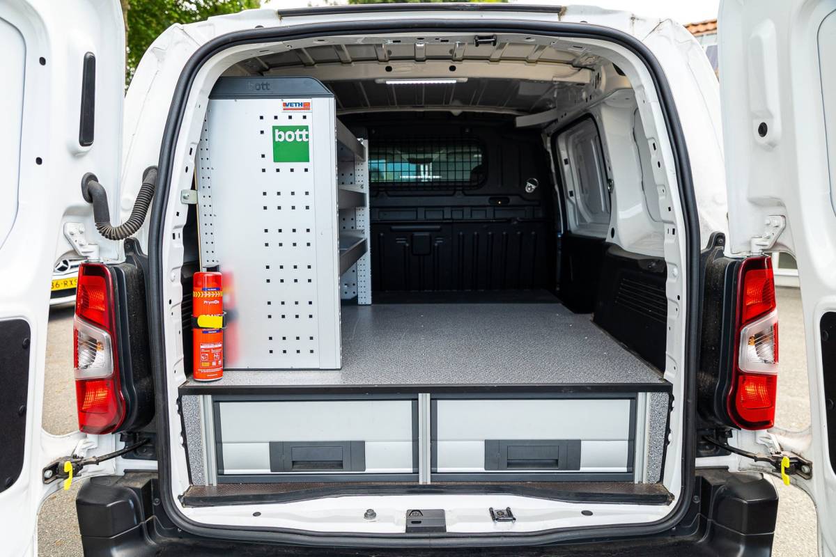 Peugeot Partner Peugeot Partner 1.5 BlueHDI Premium Kasteninrichting I Airco I Cruise I Apple I Android I Parkeersensoren