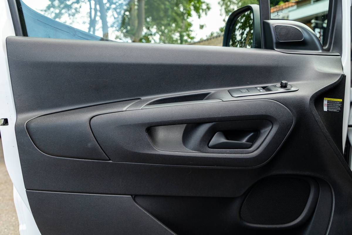 Peugeot Partner Peugeot Partner 1.5 BlueHDI Premium Kasteninrichting I Airco I Cruise I Apple I Android I Parkeersensoren