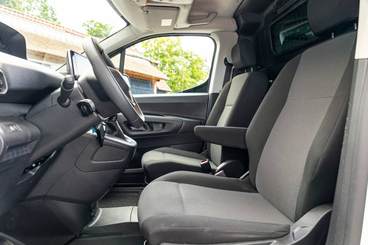 Peugeot Partner Peugeot Partner 1.5 BlueHDI Premium Kasteninrichting I Airco I Cruise I Apple I Android I Parkeersensoren