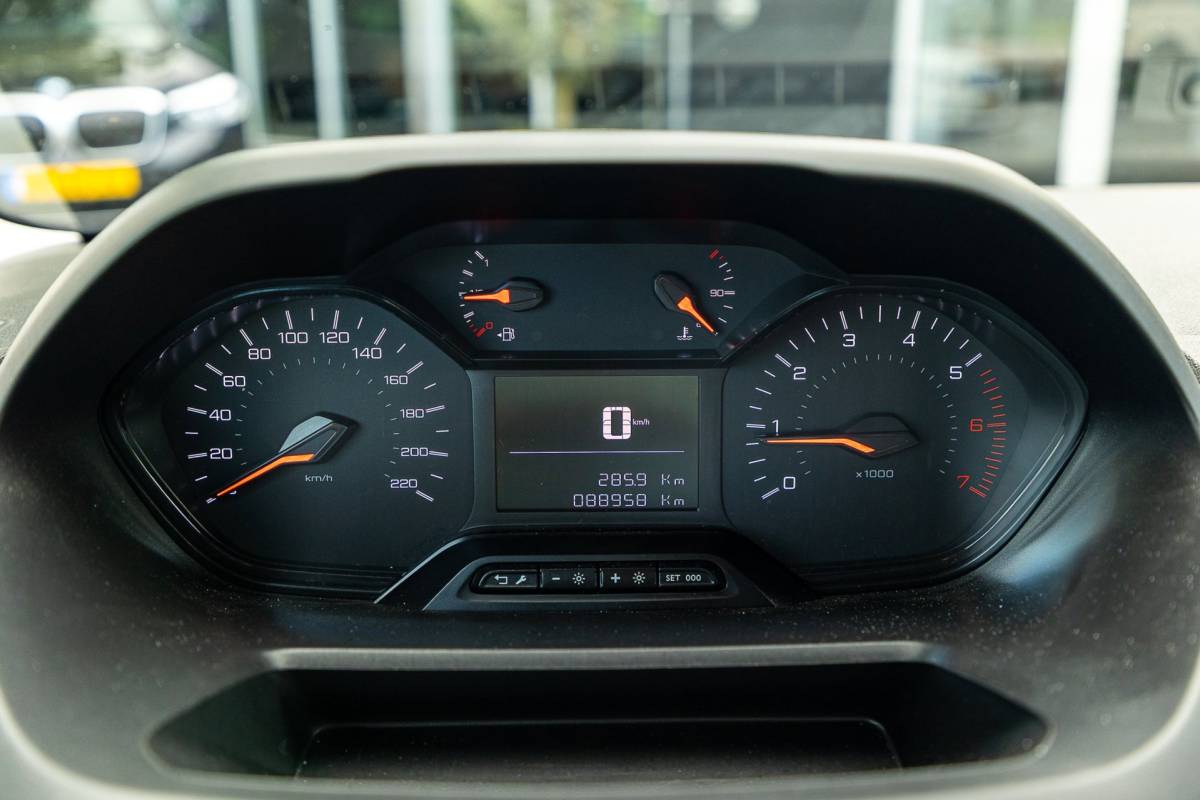 Peugeot Partner Peugeot Partner 1.5 BlueHDI Premium Kasteninrichting I Airco I Cruise I Apple I Android I Parkeersensoren