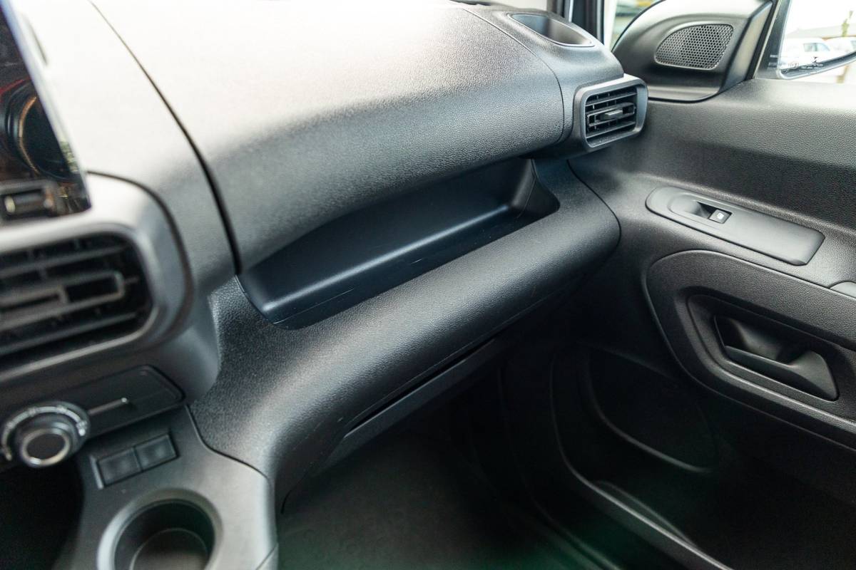 Peugeot Partner Peugeot Partner 1.5 BlueHDI Premium Kasteninrichting I Airco I Cruise I Apple I Android I Parkeersensoren