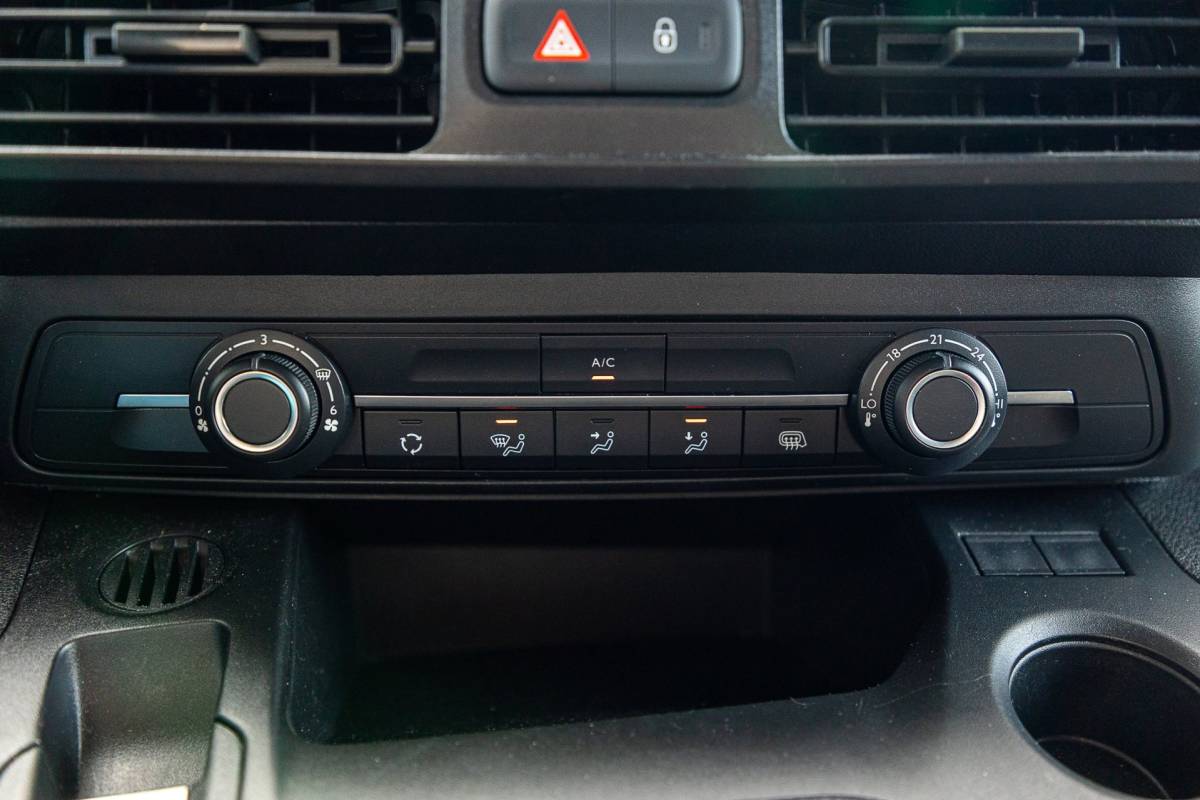 Peugeot Partner Peugeot Partner 1.5 BlueHDI Premium Kasteninrichting I Airco I Cruise I Apple I Android I Parkeersensoren