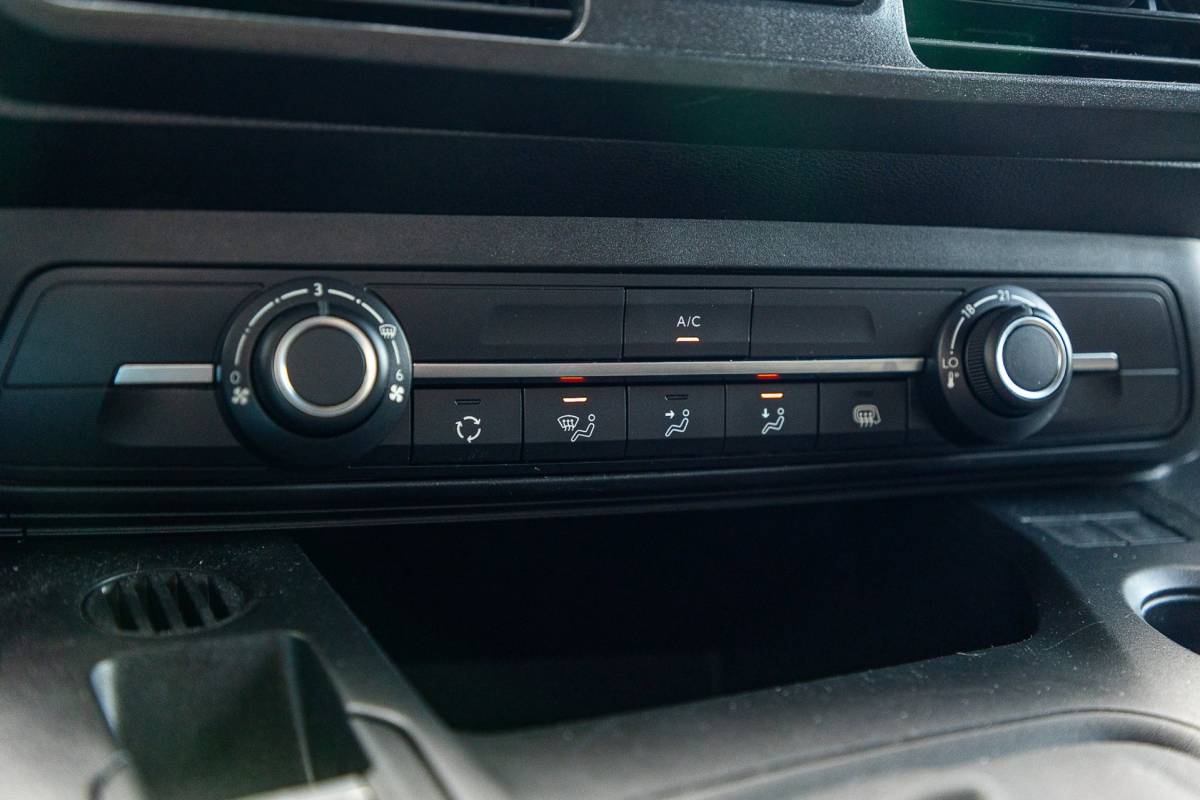 Peugeot Partner Peugeot Partner 1.5 BlueHDI Premium Kasteninrichting I Airco I Cruise I Apple I Android I Parkeersensoren