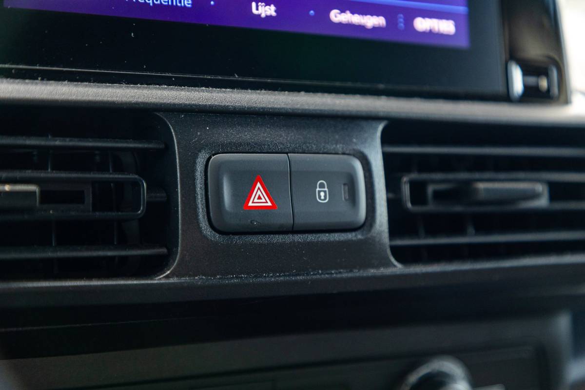 Peugeot Partner Peugeot Partner 1.5 BlueHDI Premium Kasteninrichting I Airco I Cruise I Apple I Android I Parkeersensoren