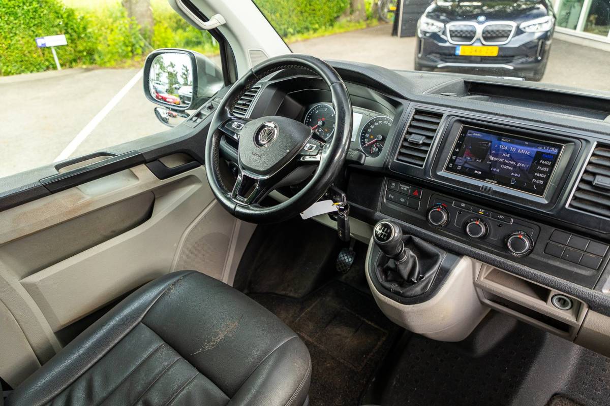 Volkswagen Transporter Volkswagen Transporter 2.0 TDI L1H1 Highline Trekhaak I Leder I 3 Zits I Sidebars I Airco I Cruise I Camera I Android I PDC