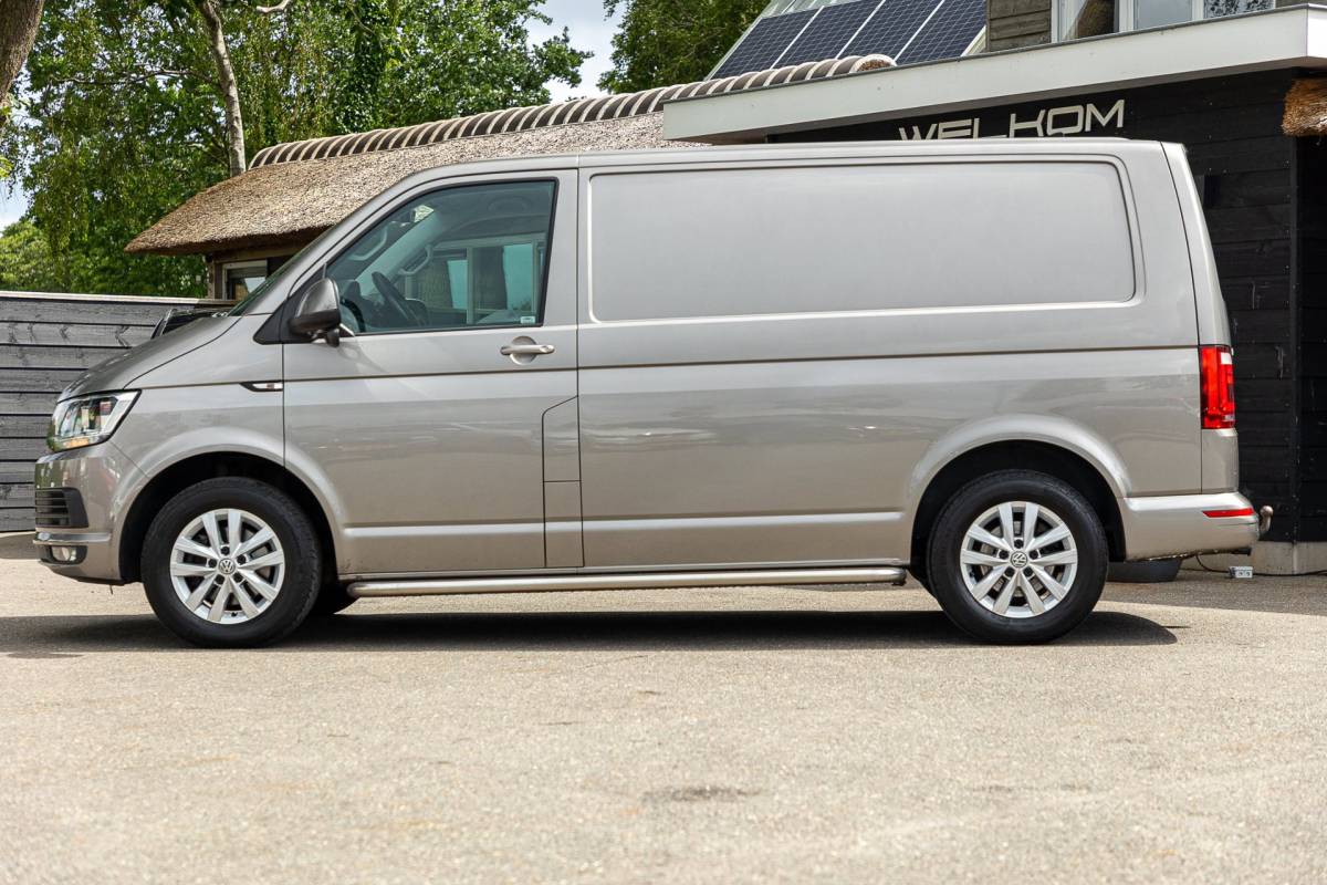 Volkswagen Transporter Volkswagen Transporter 2.0 TDI L1H1 Highline Trekhaak I Leder I 3 Zits I Sidebars I Airco I Cruise I Camera I Android I PDC