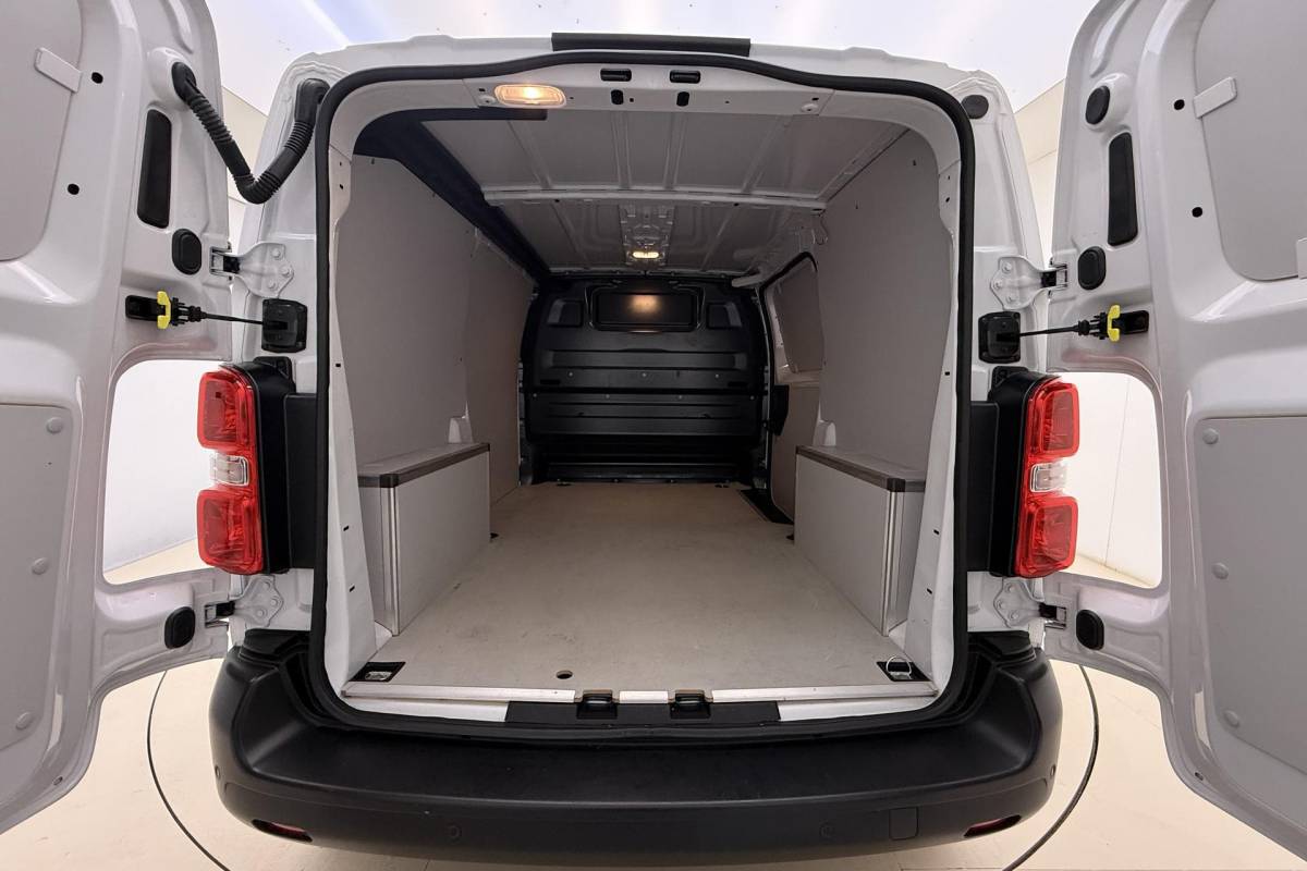 Fiat Scudo Fiat Scudo 2.0 Diesel 145 L2 | Navigatie | Laadruimte betimmering | Camera | 3 Zitplaatsen | Cruise control | Mistlampen voor | Airco | Zijschuifdeur