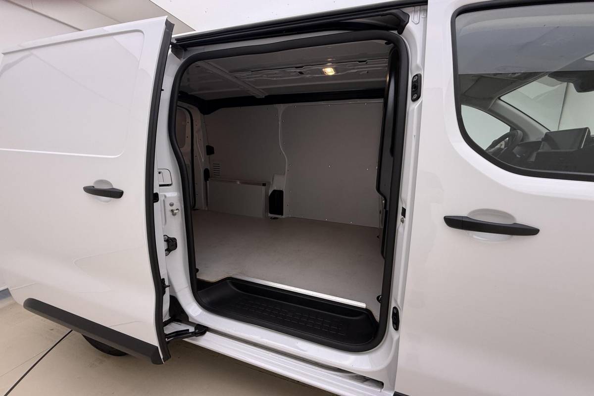 Fiat Scudo Fiat Scudo 2.0 Diesel 145 L2 | Navigatie | Laadruimte betimmering | Camera | 3 Zitplaatsen | Cruise control | Mistlampen voor | Airco | Zijschuifdeur