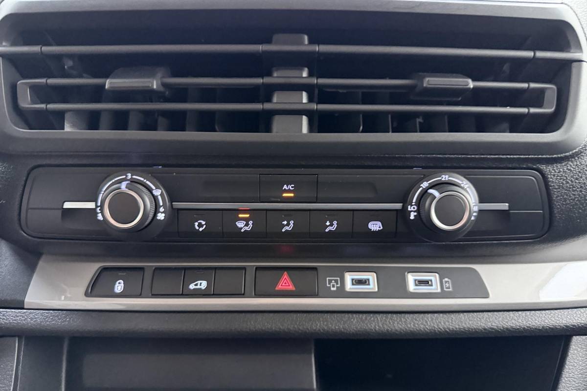 Fiat Scudo Fiat Scudo 2.0 Diesel 145 L2 | Navigatie | Laadruimte betimmering | Camera | 3 Zitplaatsen | Cruise control | Mistlampen voor | Airco | Zijschuifdeur