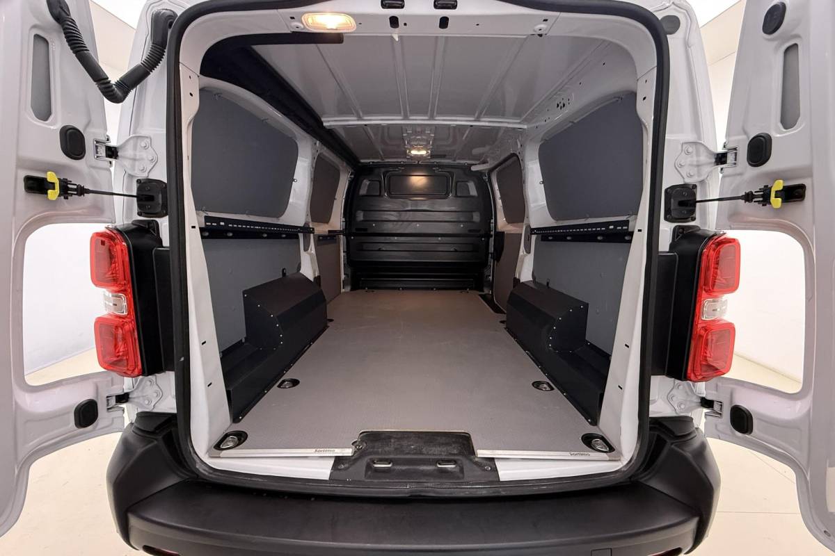 Fiat Scudo Fiat Scudo 2.0 Diesel 145pk L3 | Navigatie |  3 Zitplaatsen | Achteruitrijcamera | Airco | Apple Carplay/Android Auto | Laadruimte betimmering | 2500 kg trekgewicht | Digitaal dashboard