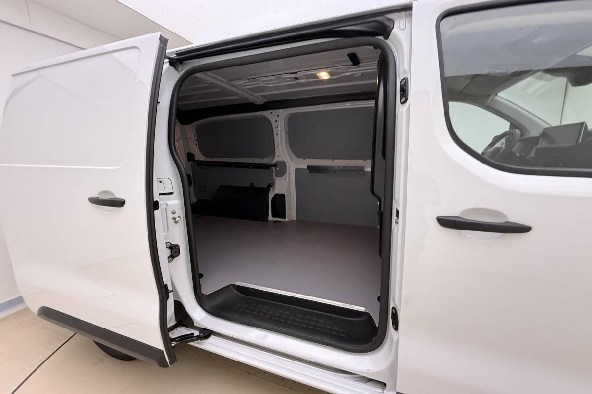 Fiat Scudo Fiat Scudo 2.0 Diesel 145pk L3 | Navigatie |  3 Zitplaatsen | Achteruitrijcamera | Airco | Apple Carplay/Android Auto | Laadruimte betimmering | 2500 kg trekgewicht | Digitaal dashboard