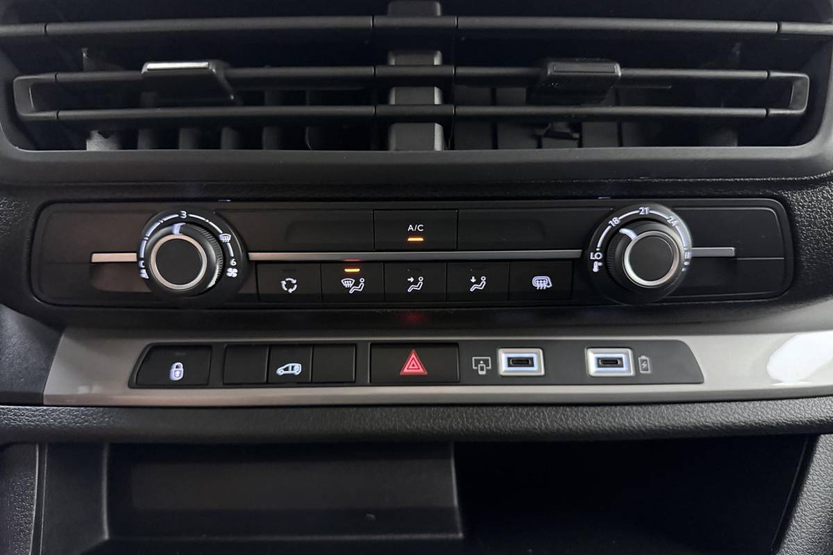 Fiat Scudo Fiat Scudo 2.0 Diesel 145pk L3 | Navigatie |  3 Zitplaatsen | Achteruitrijcamera | Airco | Apple Carplay/Android Auto | Laadruimte betimmering | 2500 kg trekgewicht | Digitaal dashboard