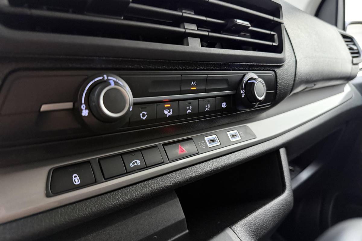 Fiat Scudo Fiat Scudo 2.0 Diesel 145pk L3 | Navigatie |  3 Zitplaatsen | Achteruitrijcamera | Airco | Apple Carplay/Android Auto | Laadruimte betimmering | 2500 kg trekgewicht | Digitaal dashboard
