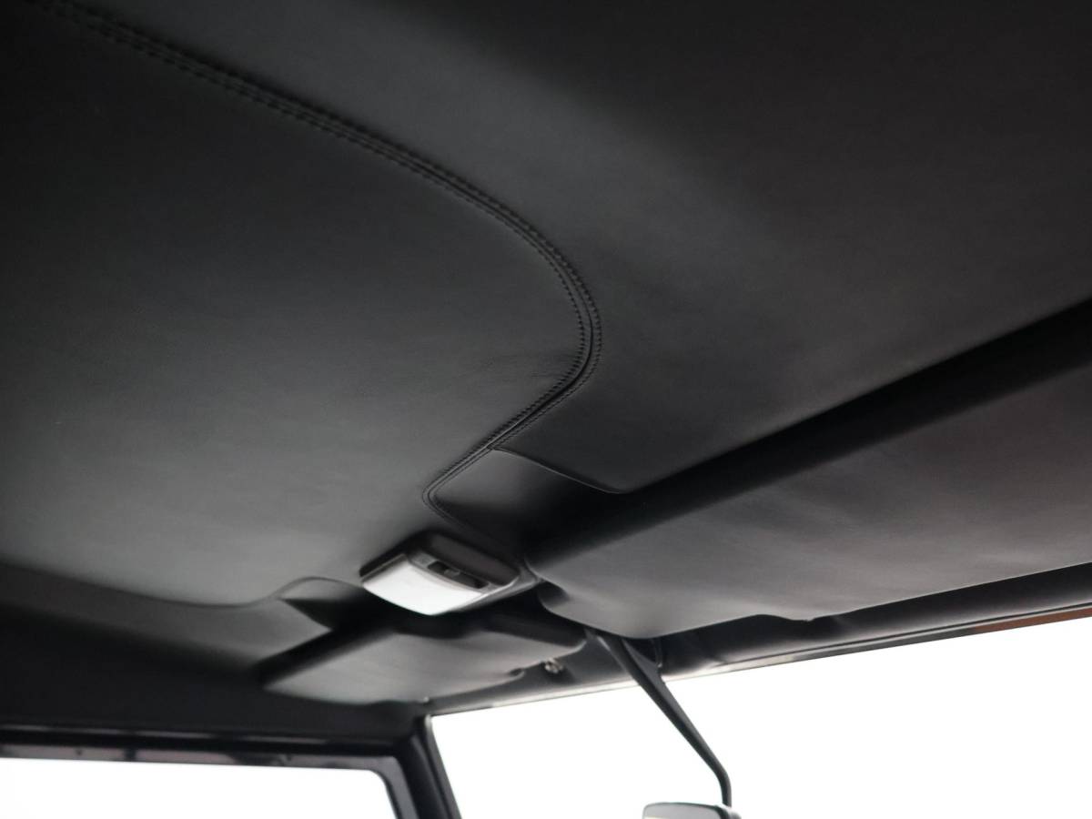 Land Rover Defender Land Rover Defender 90″ 2.2D 150 PK AUTOBIOGRAPHY GRIJS KENTEKEN *31.900 KM* UNIEK – TOPSTAAT – TWO-TONE